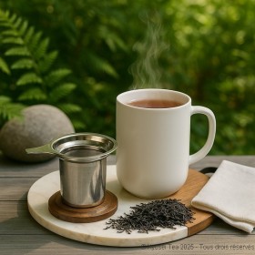 Tasse blanche Kyoseitea en mise en scène avec infuseur