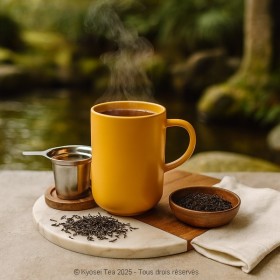 Tasse jaune Kyoseitea en scène, mug infuseur avec couvercle