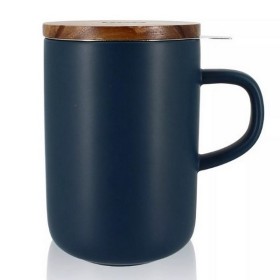 Tasse en grès bleu nuit 450 ml avec filtre inox et couvercle en acacia