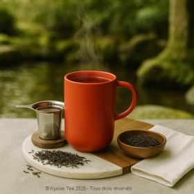 Tasse rouge Kyosei tea présentée en situation avec infuseur